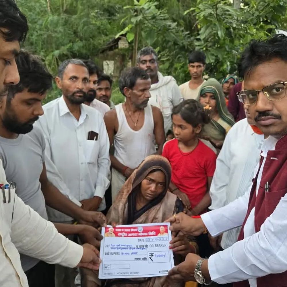 अयोध्या में पेड़ गिरने से बच्चे की मौत:परिवार को 4 लाख की मदद; विधायक ने घर पहुंचकर जताया शोक