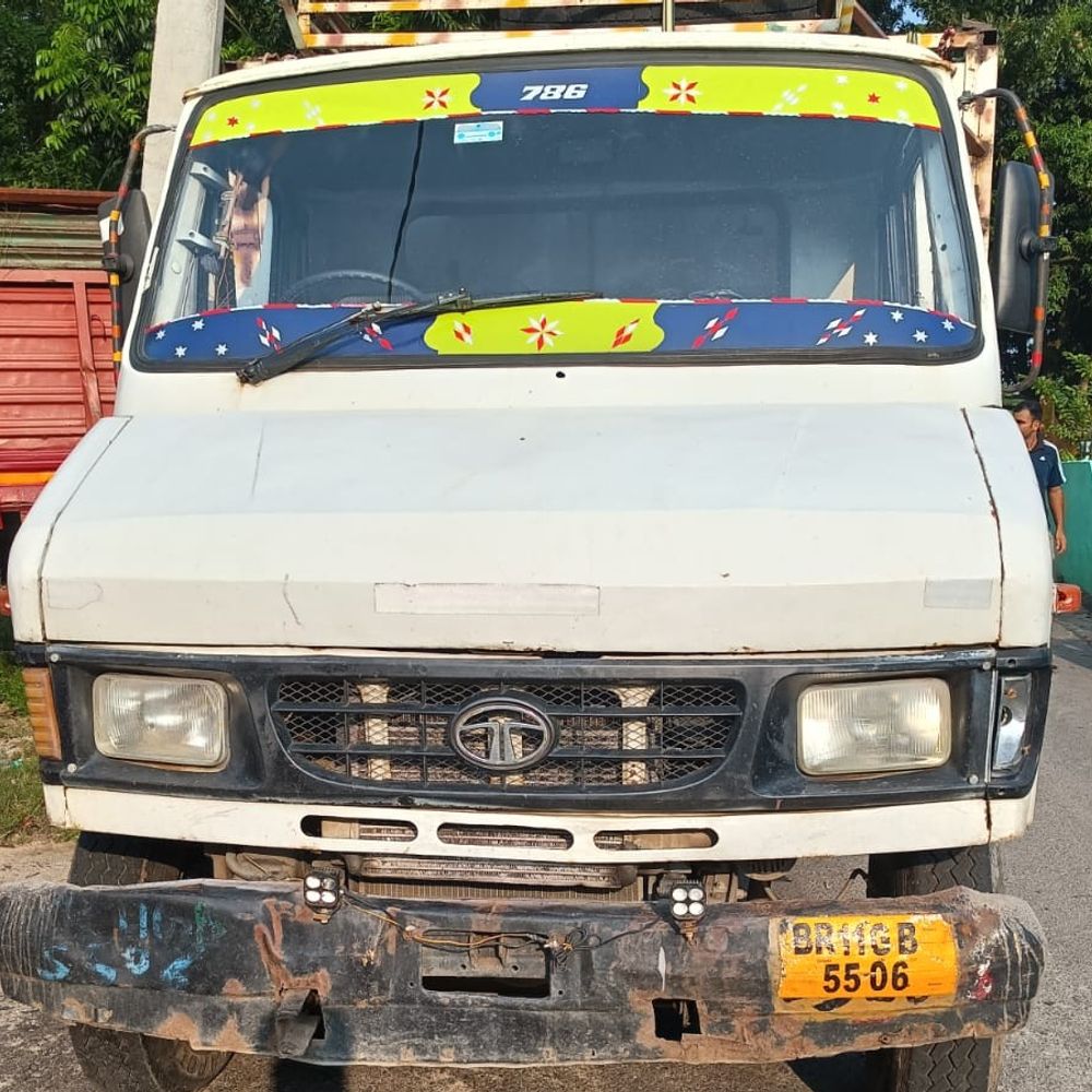 किशनगंज में 2 पिकअप से 17 मवेशी बरामद:अररिया के 2 तस्कर गिरफ्तार, बिहार से बंगाल ले जाने की आशंका