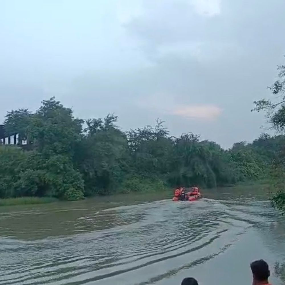 कल्याणी नदी में कूदा अज्ञात व्यक्ति:किनारे मिली चप्पल-साइकिल, SDRF ने शुरू की तलाश