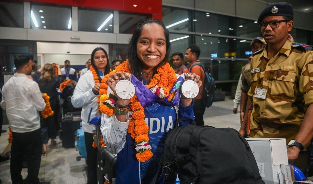 Asian Games में दो सिल्वर मेडल जीतकर लौटीं Elavenil Valarivan, अहमदाबाद में जोरदार स्वागत