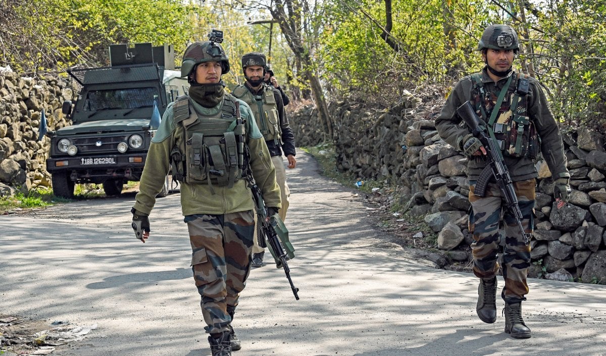 जम्मू-कश्मीर पुलिस ने पीर पंजाल क्षेत्र में लश्कर के आतंकी नेटवर्क का किया पर्दाफाश, तीन ओजीडब्ल्यू गिरफ्तार