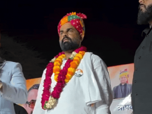 वार्ड 53 में मतदान का बहिष्कार करने के पोस्टर लगे:बॉलीवुड एक्टर ने 2 वार्ड में प्रचार किया,64 वार्डों के लिए 11 सितंबर को होगी वोटिंग
