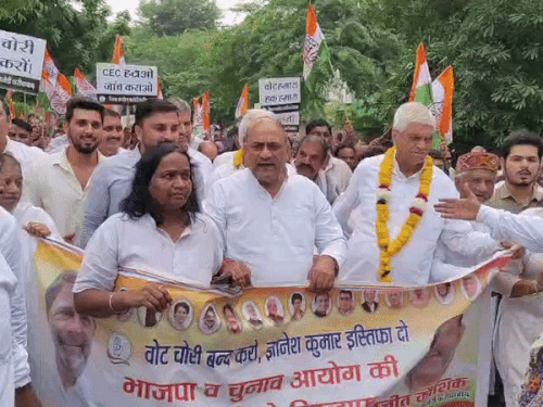 फरीदाबाद कांग्रेस का प्रदर्शन मुख्य चुनाव आयुक्त का पुतला फूंका:जय प्रकाश बोले- लोकतंत्र की आवाज दबा रही भाजपा, ज्ञानेश कुमार की गिरफ्तारी मांगी