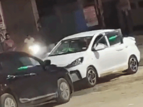 गुरुग्राम सेक्टर-30 मार्केट में ड्राइवरों की दबंगई:एक-दूसरे की कार को बार-बार मारी टक्कर; युवक को कुचलने का प्रयास