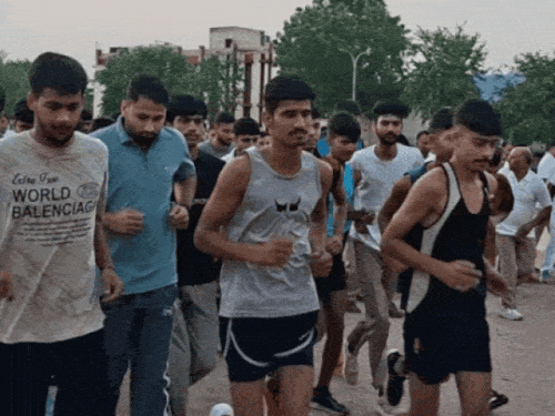 ASP ने पुलिसकर्मी और आमजन के साथ लगाई दौड़:वॉलीबॉल भी खेला, कहा- फिजिकल एक्सरसाइज के लिए समय जरूर निकालें