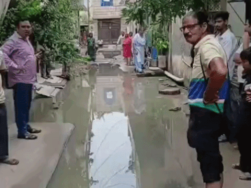 फरीदाबाद पर्वतिया कॉलोनी में लोगों ने किया विरोध प्रदर्शन:सीवरेज जाम, सड़कों पर बह रहा गंदा पानी,बच्चों को गंदे पानी से निकलना पड़ रहा