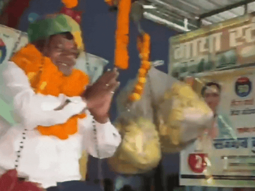 चुनाव प्रचार खत्म होने में कुछ घंटे बाकी:कांग्रेस प्रत्याशी के समर्थन में जिलाध्यक्ष का रोड शो,क्रेन से हवा में लटकाकर प्रत्याशी को केलों से तौला