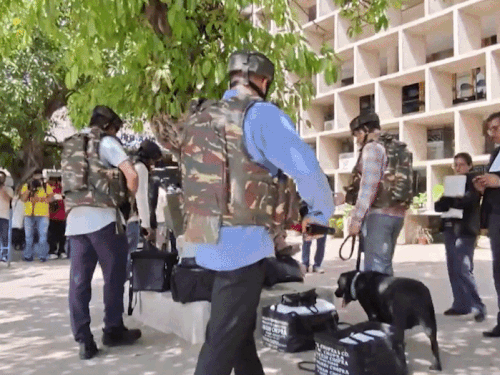 पंजाब-हरियाणा हाईकोर्ट को बम से उड़ाने की धमकी:परिसर खाली कराया, पुलिस-बम स्क्वॉड और सुरक्षा एजेंसियां पहुंचीं; जांच की जा रही