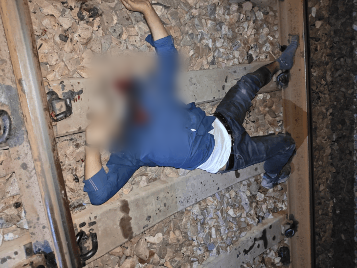 गुरुग्राम में ट्रेन के आगे कूदकर युवक ने किया सुसाइड:धड़ से कटकर 10 मीटर दूर गिरी गर्दन, तीन दिन पहले शुरू की थी जॉब