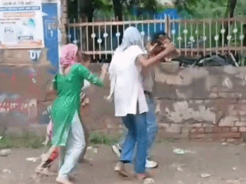 अस्पताल के बाहर पति को पत्नी और सास ने पीटा:मां पर हमला करने का आरोप, एक दिन पहले चौकी में हुआ था फैसला