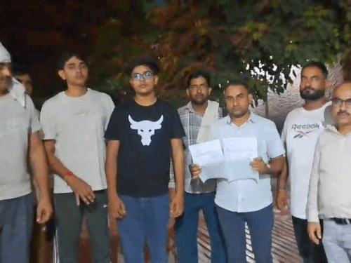 कुत्तों के विवाद में दो छात्रों पर नकाबपोशो का हमला:ट्यूशन से लौटते समय कार रोककर डंडों से पीटा, परिजनों का पुरानी रंजिश का आरोप