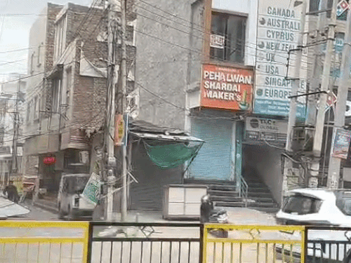 सिरसा में अचानक बदला मौसम, बिल्डिंग का शीशा गिरा:तेज आंधी में सड़कों पर हुई दृश्यता कम, गर्मी से राहत मिलने के आसार