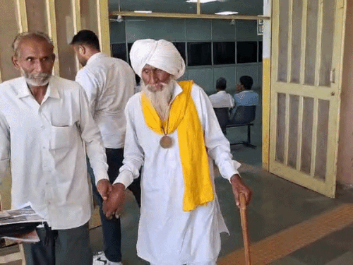 101 साल के स्वतंत्रता सेनानी की नहीं बनी पेंशन:हिसार में डीसी से मिलने पहुंचे, फतेहाबाद प्रशासन ने 3 साल पहले मृत घोषित किया था