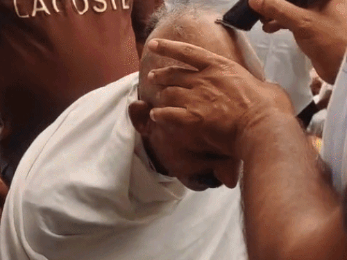 हरियाणा में सफाई कर्मचारियों ने मुंडवाए सिर:आंदोलन के 30वें दिन विरोध जताया; सरकार ने अग्निशमन विभाग के 24 कर्मियों को किया बर्खास्त