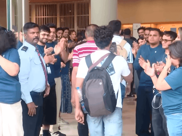 आईफोन 18 प्रो और प्रो मैक्स की बिक्री शुरू:मुंबई, दिल्ली और बेंगलुरु स्टोर्स के बाहर लगी कतारें; रात 10 बजे तक खुले रहेंगे स्टोर्स