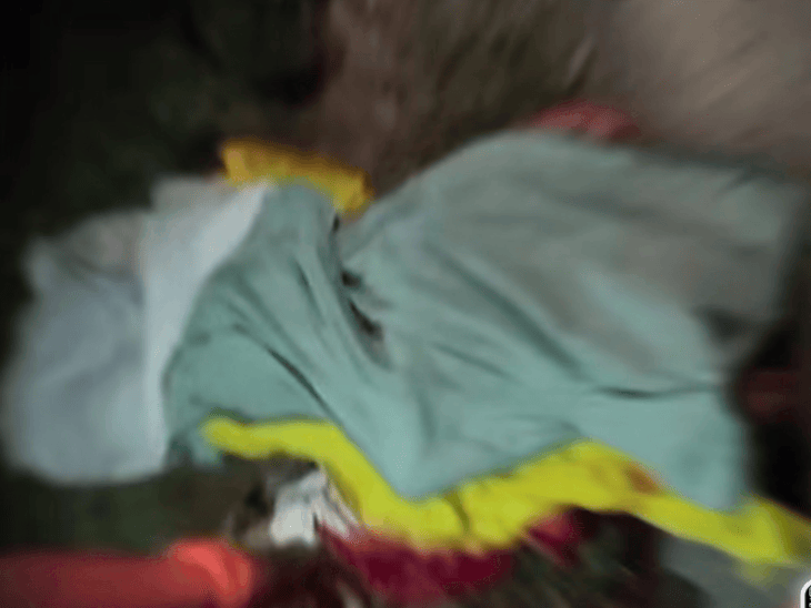 सड़क किनारे खून से लथपथ शव मिला:छतरपुर में 28 वर्षीय युवक की मौत; हत्या की आशंका
