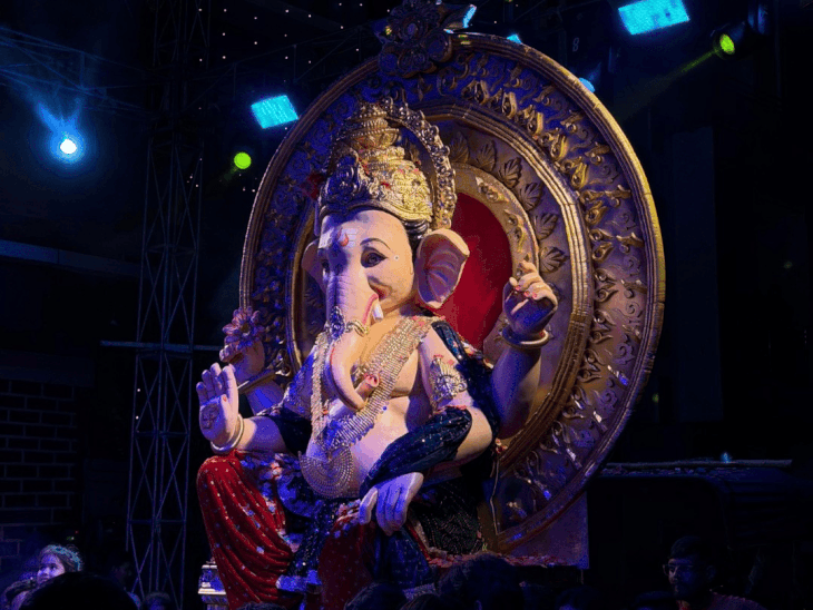 मीरानी के राजा गणेश प्रतिमा जबलपुर से सतना पहुंची:ढोल-नगाड़ों के साथ निकला जुलूस; देर रात तक घरों-पंडालों में पहुंचती रहीं प्रतिमाएं