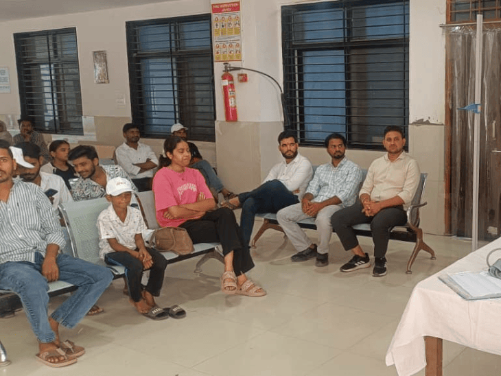हरदा जिला अस्पताल में युवाओं के लिए स्वास्थ्य शिविर:BMI-BP की जांच; नशे से कैंसर के खतरे बताए, स्वस्थ जीवनशैली के लिए किया जागरूक