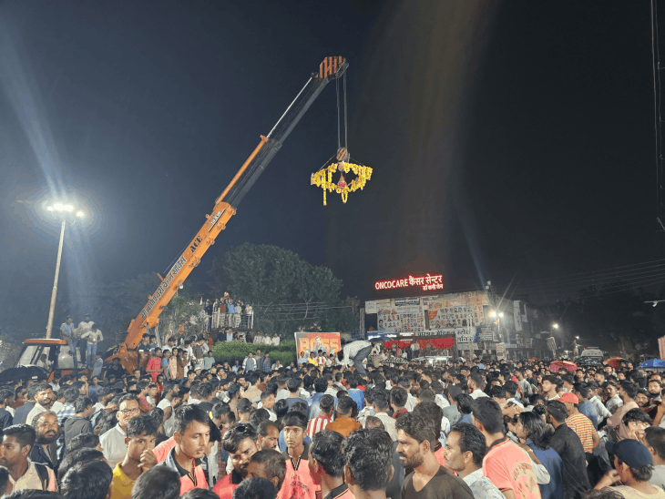 मंदसौर में 40 फीट ऊंची मटकी नहीं फोड़ पाईं टीमें:ऊंचाई घटाई तब मटकी फूटी; नियम टूटने पर इनाम रोका गया