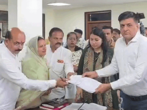 कांग्रेस ने दोहराया भाजपा का इतिहास, उतारा OBC प्रत्याशी:प्रदेश हाईकमान ने किरण गढ़वाल का नाम फाइनल किया; अनामिका शर्मा पर बीजेपी में बनी सहमति