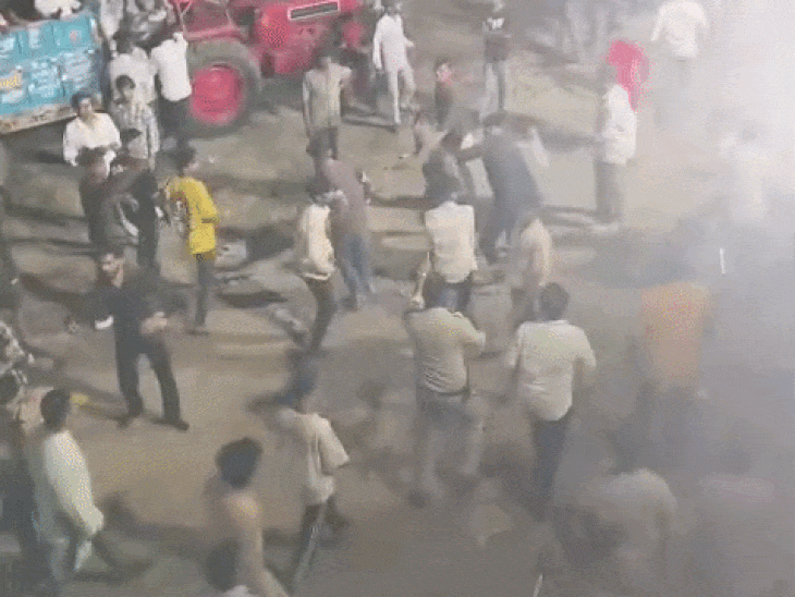 गणेश विसर्जन के दौरान रास्ते को लेकर विवाद:शाजापुर में दो पक्षों में पथराव, पुलिस के सामने मारपीट करते दिखे