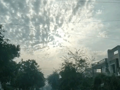 मेरठ में आज मौसम साफ रहने की उम्मीद:बीते दिन भी रूक- रूक कर हुई बारिश से तापमान में आई गिरावट, उमस से राहत