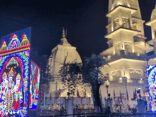 कृष्ण जन्म से पहले भक्तिमय हुआ मेरठ:कहीं रोशनी कहीं भव्य सजावट, तस्वीरों में देखिए जन्माष्टमी के रंग में रंगा शहर