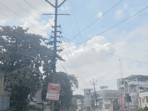 सड़क के बीच आ रहे बिजली पोल से यातायात बाधित:नगर आयुक्त ने निरीक्षण कर सीवर टैंक लेवल में करने और पोल हटाने के दिए निर्देश