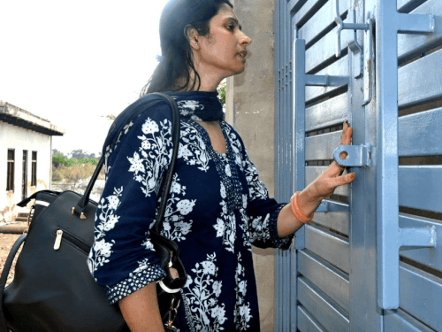पति से मिलने बिहार से राजस्थान पहुंचीं IPS की पत्नी:कहा- भानुप्रताप के घर वालों ने दरवाजा नहीं खोला; मेरी बेटी को लेकर भाग गए खगड़िया SP