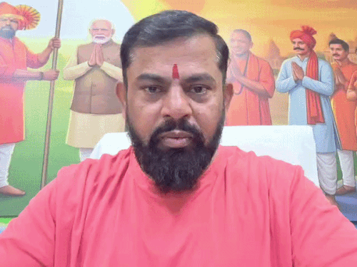 केसरगंज में मस्जिद के ऊपर हॉल निर्माण को लेकर विवाद:गोशामहल विधायक ने CM योगी से बुलडोजर कार्रवाई की मांग की