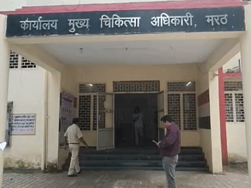 सिवाल खास में स्वास्थ्य सुविधाओं की बदहाली का आरोप:सीएमओ कार्यालय पर कार्यकर्ताओं के साथ पहुंचे सम्राट मलिक,कैंसर और CHC का उठाया मुद्दा