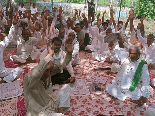 जींद में बिजलीकर्मी-वकील विवाद: जिला बार ने किया वर्क सस्पेंड:ग्रामीणों का दोपहर 12 बजे तक अल्टीमेटम, कर्मचारी दे चुके 29 तक का समय