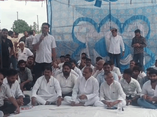 बुलडोजर कार्रवाई रोकने की मांग पर अधिकारियों से मिले ग्रामीण:डीएम ने कहा आंदोलन छोड़ कानूनी प्रक्रिया का पालन कर मकानों को बचाने का करें प्रयास
