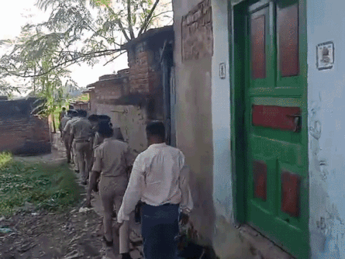 बांका में नहाते समय युवती का VIDEO बनाया:वायरल करने की धमकी देकर 6 महीने तक संबंध बनाए; 2 पर FIR, फोरेंसिक टीम ने सैंपल लिए