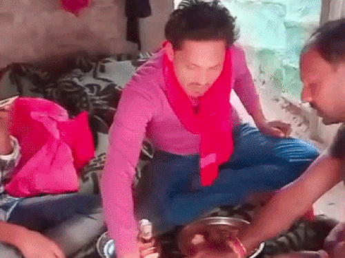 बेगूसराय में शराब-मटन पार्टी में पिस्तौल लहराई:‘रंगदारी मिलल है विरासत में’ गाने पर बनाया VIDEO, 2 बार जेल जा चुका पिंटू यादव फरार