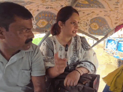 बाढ़ के बीच ट्रैक्टर से गांवों तक पहुंच रहीं सीओ:भागलपुर में कमर भर पानी में उतरकर बांट रहीं राहत; लोग बोले- ‘ट्रैक्टर वाली सीओ’