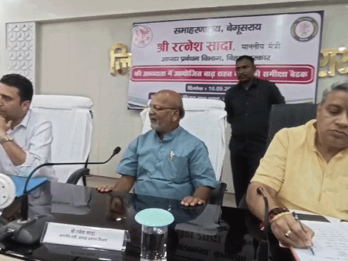 ‘इंसान भूखा रह सकता है, बेजुबानों को चारा चाहिए’:बेगूसराय में बाढ़ की समीक्षा करने पहुंचे मंत्री रत्नेश सदा, मृतक के परिजनों को मिल रहे 4-4 लाख