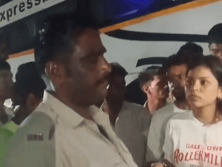 AC खराब होने पर यात्रियों का हंगामा, चाबी भी निकाली:अशोकनगर में पुलिसकर्मी से बहस, यात्री सुबह तक फंसे रहे