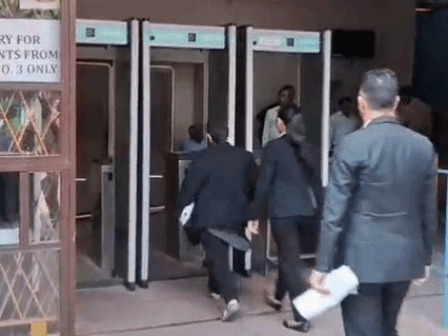 दूसरी शादी से पिता का नाम नहीं बदलेगा:हाईकोर्ट ने कहा- डॉक्यूमेंट में बच्चे की सही जानकारी, बाद की घटना से खत्म नहीं होगी