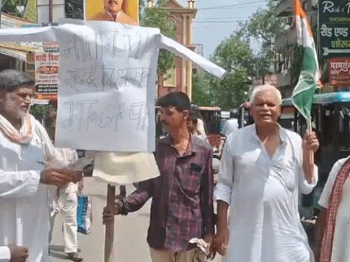 राहुल गांधी के खिलाफ बयान पर कांग्रेस का विरोध:गया में नितिन नवीन का पुतला फूंका; माफी मांगने तक आंदोलन जारी रखने का ऐलान