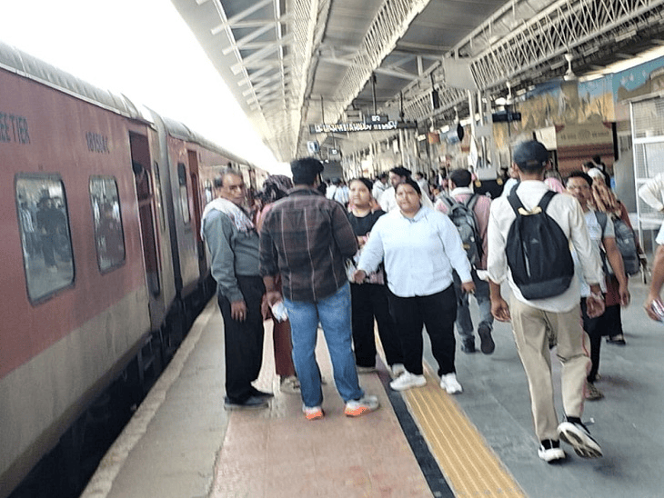 रेलवे-स्टेशन पर 16 ट्रेनों की जांच; 236 बेटिकट यात्री पकड़े:1.50 लाख से ज्यादा का जुर्माना वसूला, 23 टिकट चेकिंग स्टाफ रहे तैनात