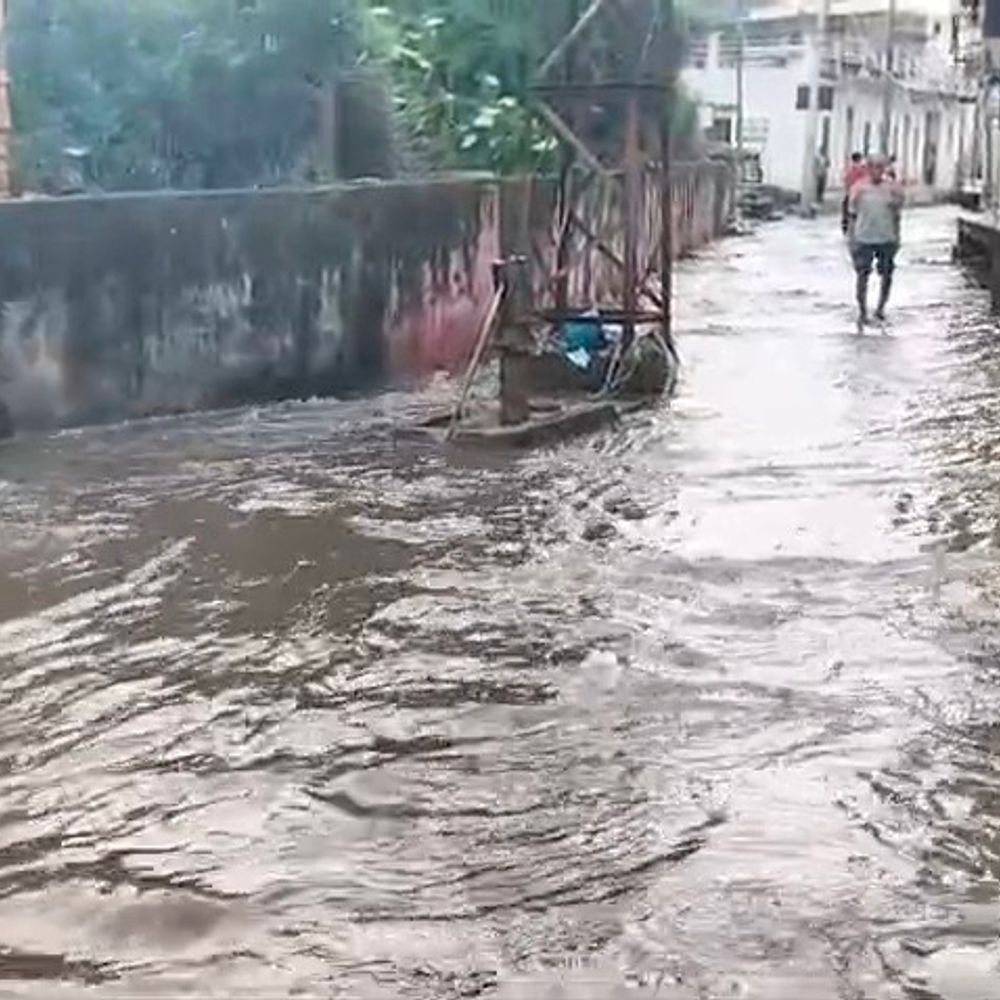 डूंगरपुर में एक महीने बाद हुई बरसात:शाम को तेज बारिश से सड़कों पर बहा पानी, लोगों को गर्मी से मिली राहत