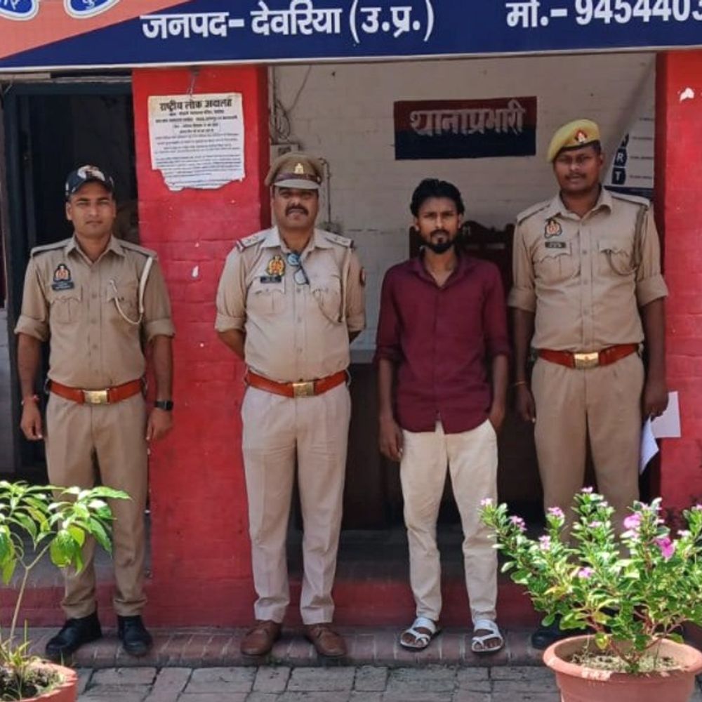 शादी का झांसा देकर धर्मांतरण का दबाव बनाने वाला गिरफ्तार:देवरिया में दो बच्चों की मां पर दबाव बनाने का आरोप, दो फरार