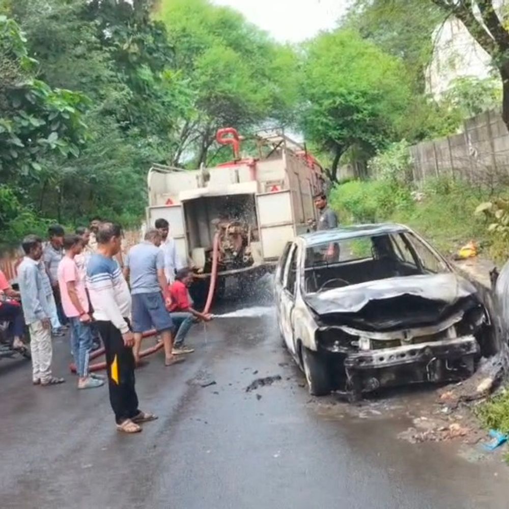 नरसिंहपुर में चलती कार में आग:बोनट से धुआं निकलते ही डॉक्टर बाहर निकले; गाड़ी जलकर राख