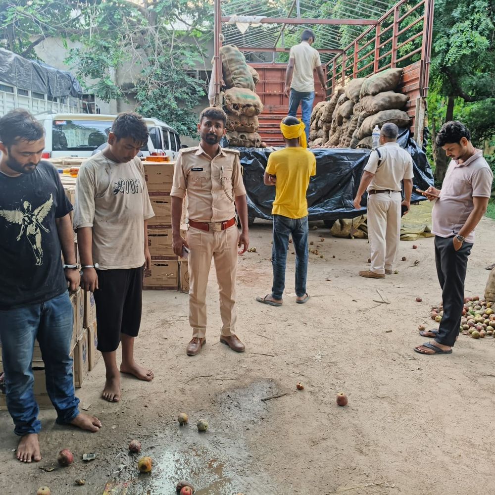 64 लाख की शराब पकड़ी, 2 तस्कर गिरफ्तार:बक्सर में 5301 लीटर विदेशी शराब बरामद, चंडीगढ़ से पूर्णिया जा रही थी खेप