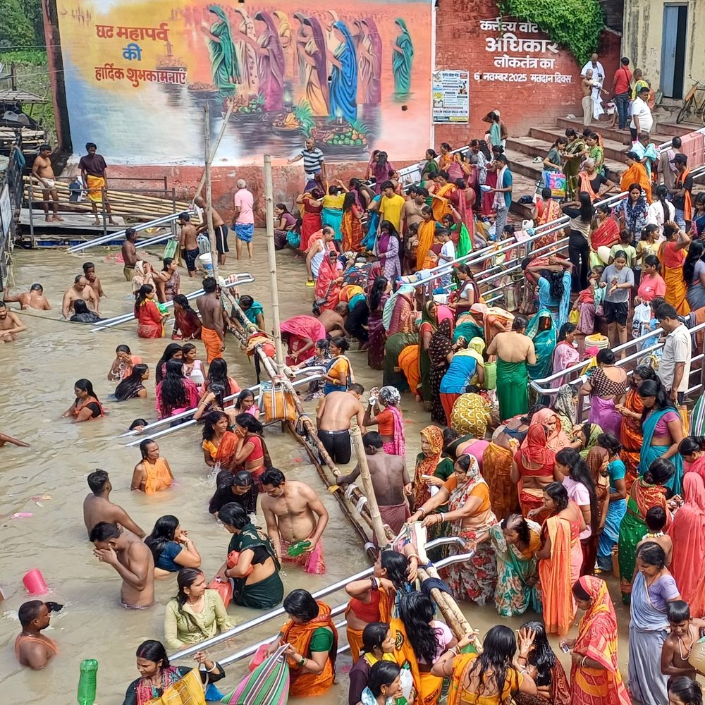 गंगा घाटों पर स्नान करने भीड़, बाढ़ से परेशानी:मुंगेर में जलस्तर खतरे के निशान से ऊपर, गोताखोर तैनात; कष्टहरणी घाट बंद