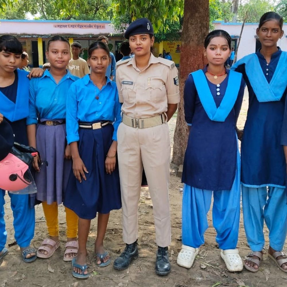 कैमूर में ‘पुलिस दीदी’ का एक्शन, 12 मनचले अरेस्ट:महिला कॉलेज-कोचिंग के पास से पकड़े, छात्राओं की सुरक्षा को 25 स्कूटी-बाइक से निगरानी