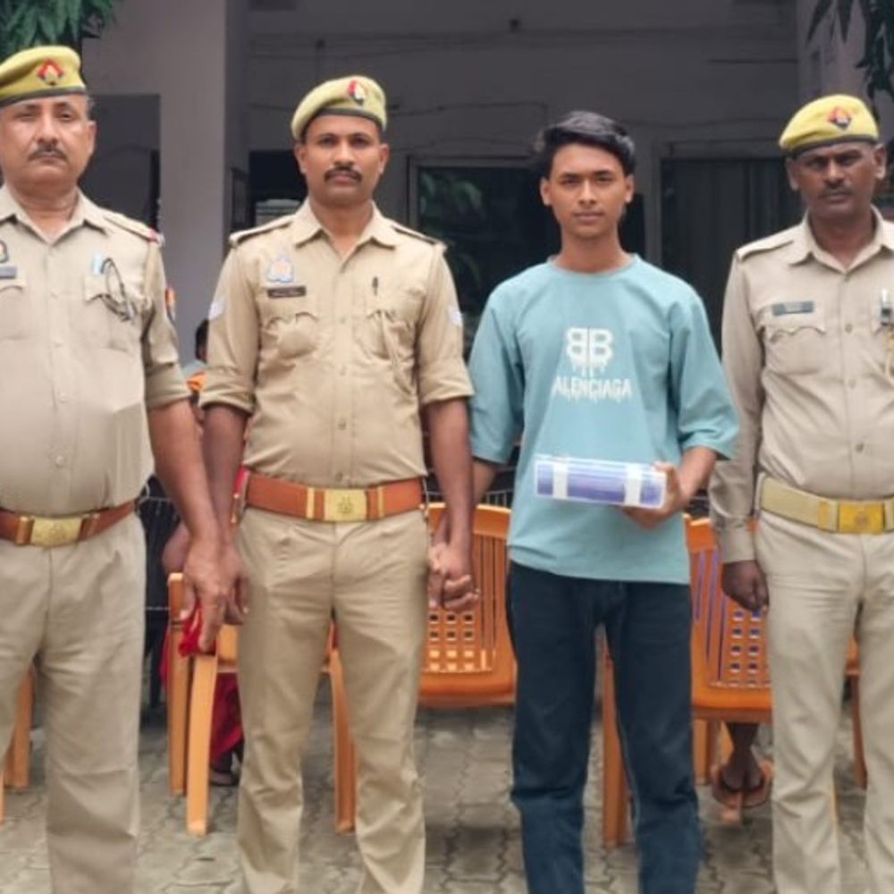 मिर्जापुर में तमंचे के साथ युवक गिरफ्तार:खुद को बताया मुख्तार अंसारी का रिश्तेदार, आरोपी पर पहले से 2 मुकदमे दर्ज