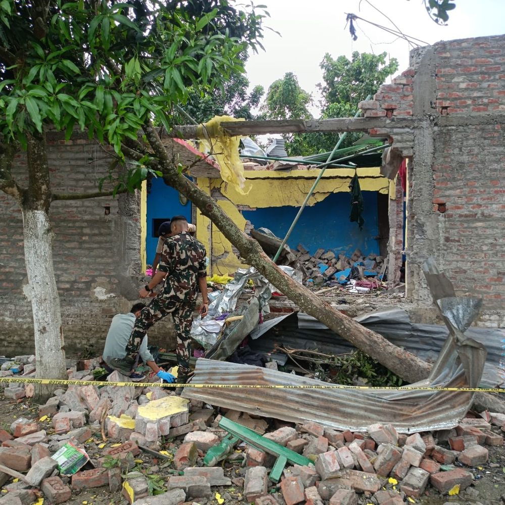 अररिया में अवैध पटाखा फैक्ट्री में विस्फोट:2 मकान गिरे, मानव अवशेष मिले; SP ने जांच के लिए बनाई 3 SIT टीम