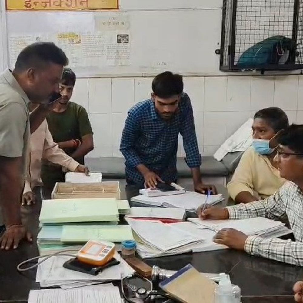 नोएडा से लौट रहे किशोर की तबीयत बिगड़ी, मौत:इटावा में अस्पताल पहुंचने पर डॉक्टरों ने मृत घोषित किया, 4 दिन से बुखार था